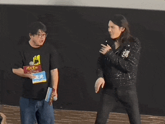 向华强参加萧敬腾婚礼，面部苍白四肢僵硬像蜡像，网友：儿子气的