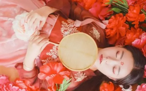 病娇皇帝跟他的新欢大婚时，深爱的白月光竟孤零零地在冷宫咽了气…