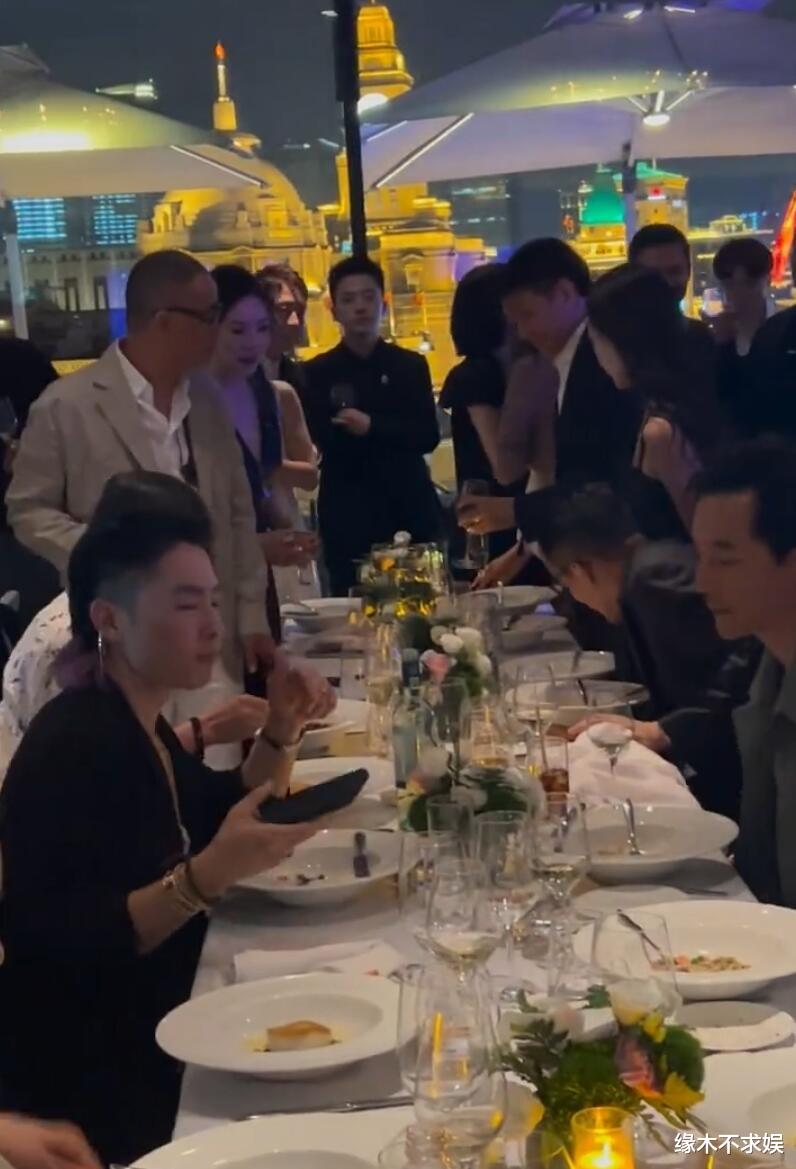 汪小菲携妻亮相华谊晚宴,马筱梅全程盯着吴彦祖,眼神暧昧惹争议