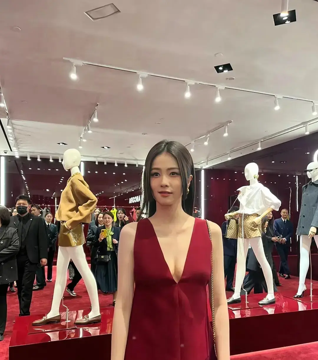 白鹿GUCCI晚宴出图,公主裙,深V连体裤,超厚底鞋,造型太