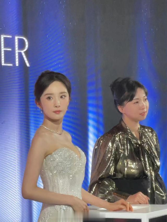 49岁刘恺威近照曝光，眯眼尬笑一脸猥琐，与杨幂状态像两代人