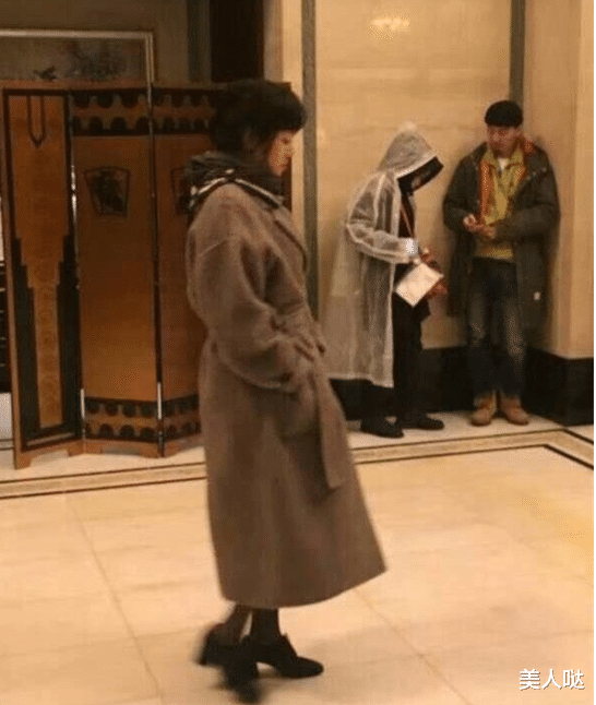 58岁巩俐换发型气质大变!纯素颜生图一股子农村大妈味,却越看越舒服