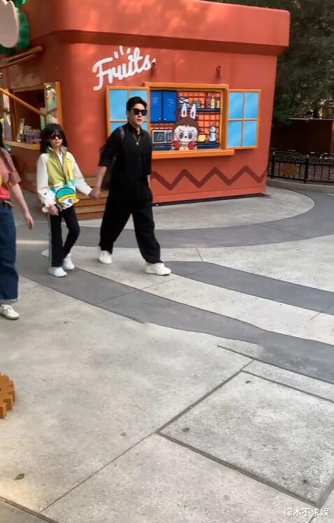 陆毅鲍蕾带女儿外出太吸睛，一人领一个孩子，贝儿姐妹性格反差大！