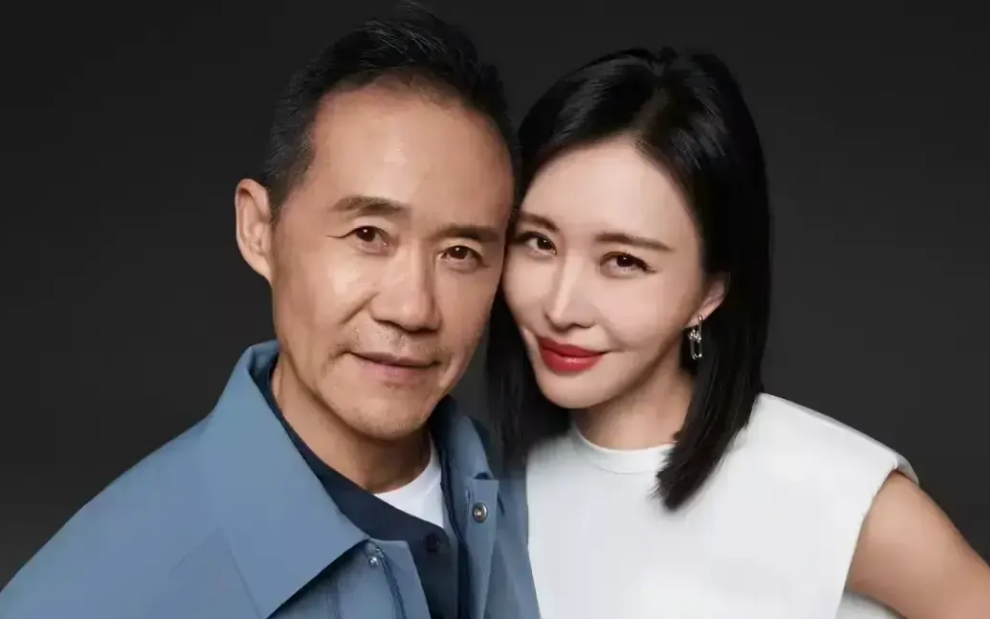 王石携爱妻在巴黎看奥运,73岁与43岁年龄差,丝毫没有违和感