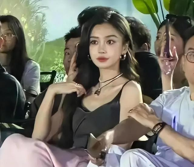 Angelababy被网红辛巴大骂“滚”，她不敢吭声，落地的凤凰不如鸡