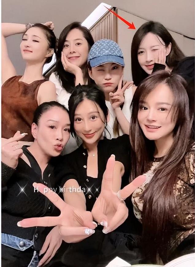 叶柯陪黄晓明参加聚会，合照靠边很卑微，网友：baby这次真赢了