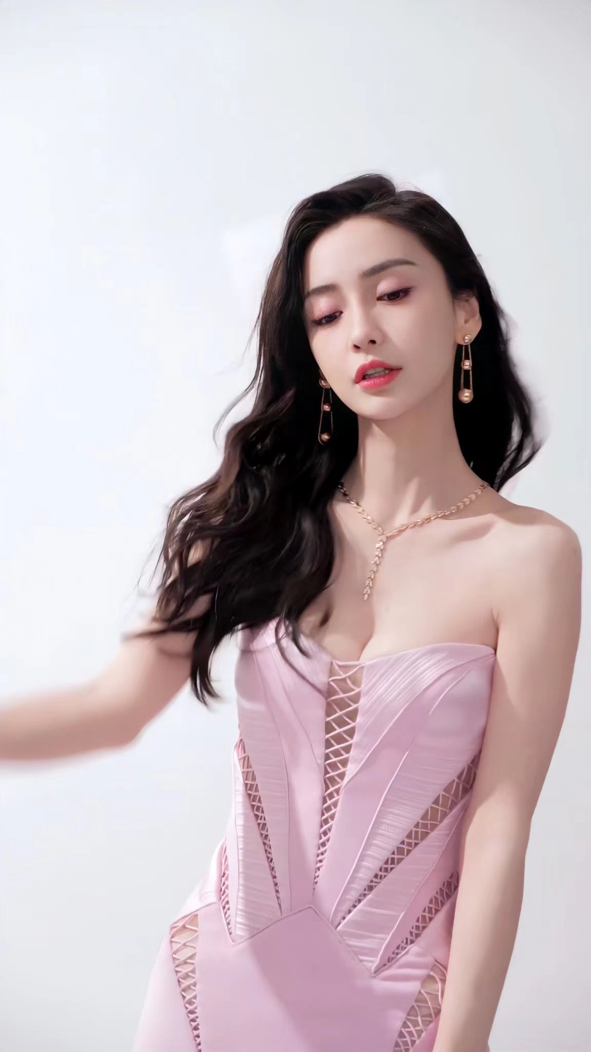 Angelababy粉裙魅影,镂空设计的连衣裙,事业线明显