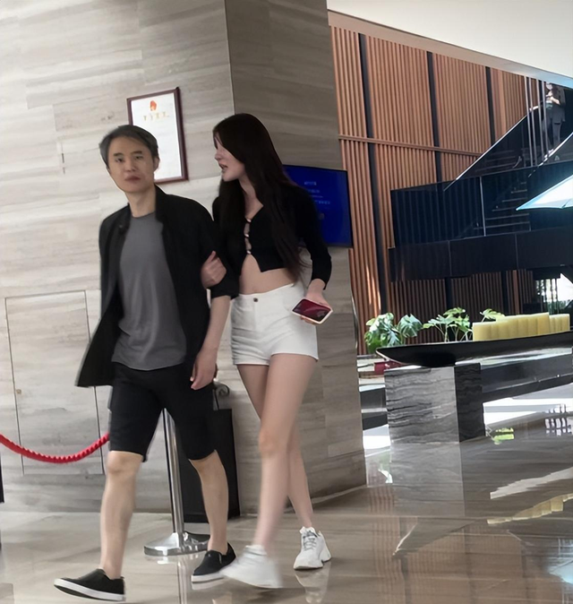 曾是“国手级辩手”,今遭人唾骂,大学教授沦为花花公子终毁前程