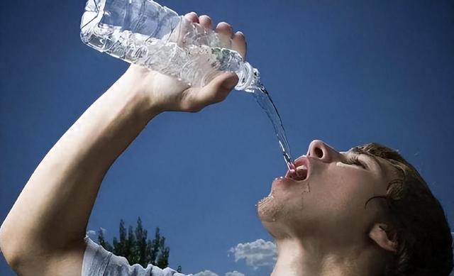 “晨不吐口水，午不泄精水，晚不流汗水”说的是啥？中年人需了解