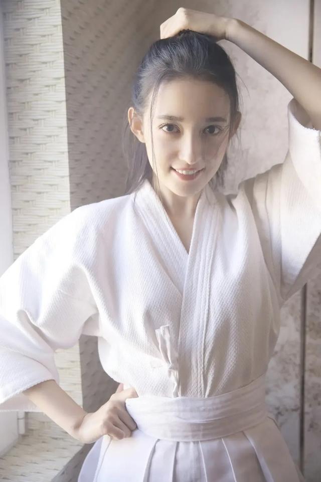 演员康宁——95后混血校花