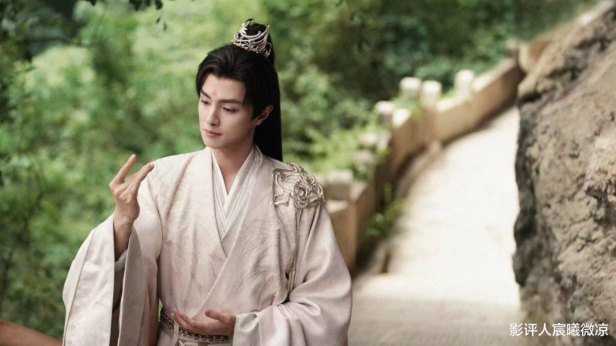 同样演“九尾狐”,同样29岁的官鸿与邓为,却演出不同的味道