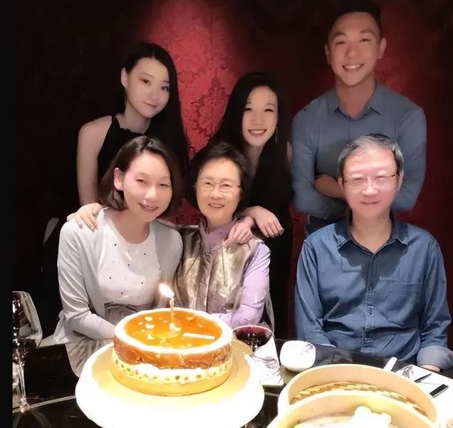 琼瑶前夫近况曝光,人还活着又生了俩儿子,离婚后与琼瑶互不往来