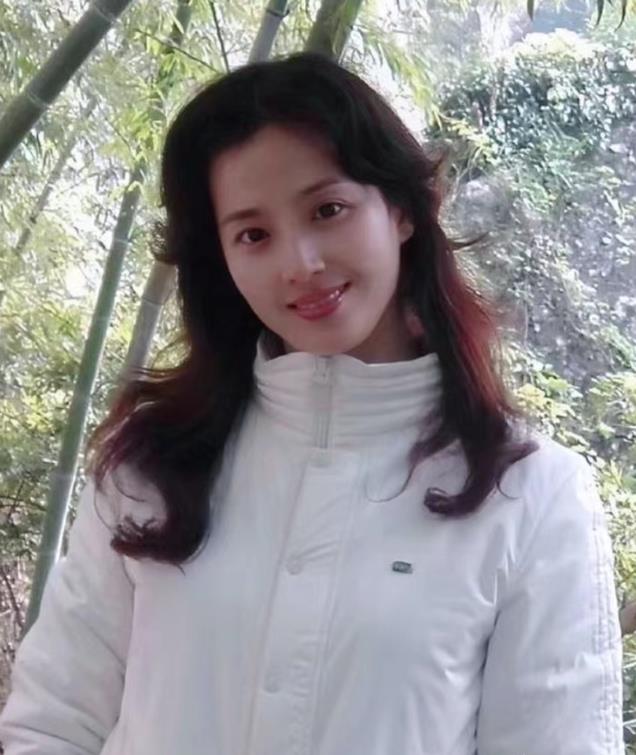 刘亦菲和妈妈一起去哈尔滨,刘晓莉身穿浅色皮草,65岁还是这么美