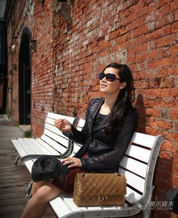 她曾是央视主持人,却远嫁欧洲入英国国籍,今49岁离婚回中国捞金