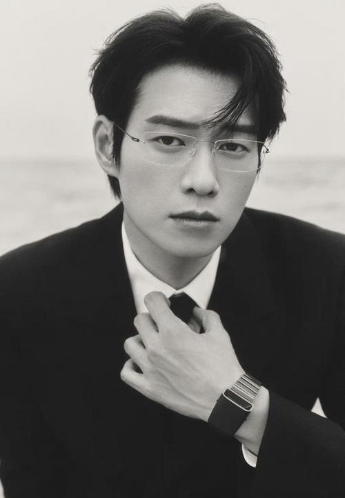 魏大勋扶完毛不易扶郭麒麟,被称热心市民