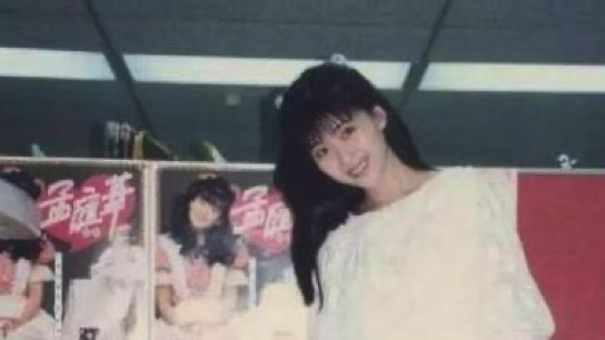 曾经的歌坛天后，因前夫的一句话身败名裂，如今54岁仍像个少女