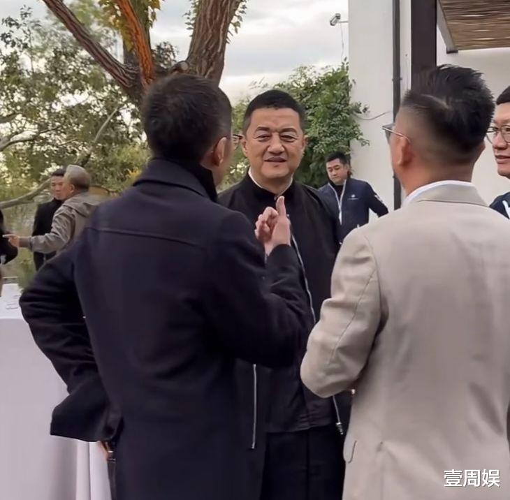 53岁李亚鹏现身酒会被偶遇，头发乌黑皱纹明显，网友：老年味太重了