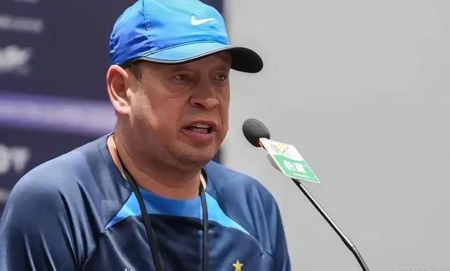 申花连夜搭乘班机回沪,斯卢茨基与演员万茜邻座