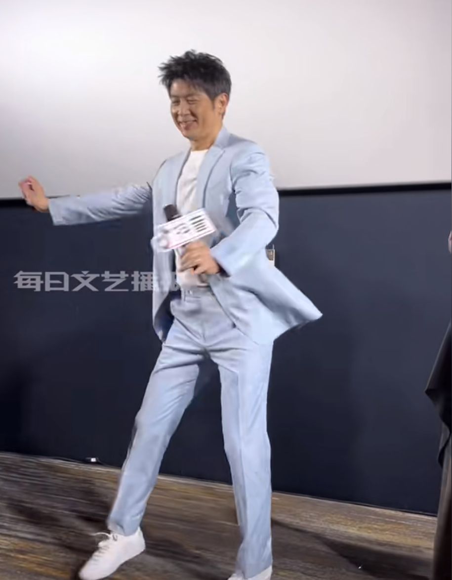 \飒\不活了，秦海璐看保剑锋跳舞的表情火爆全网！笑到脸抽筋