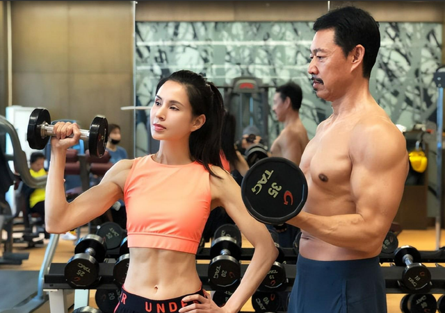 60岁还在健身房力量训练,能延缓身体衰老吗?