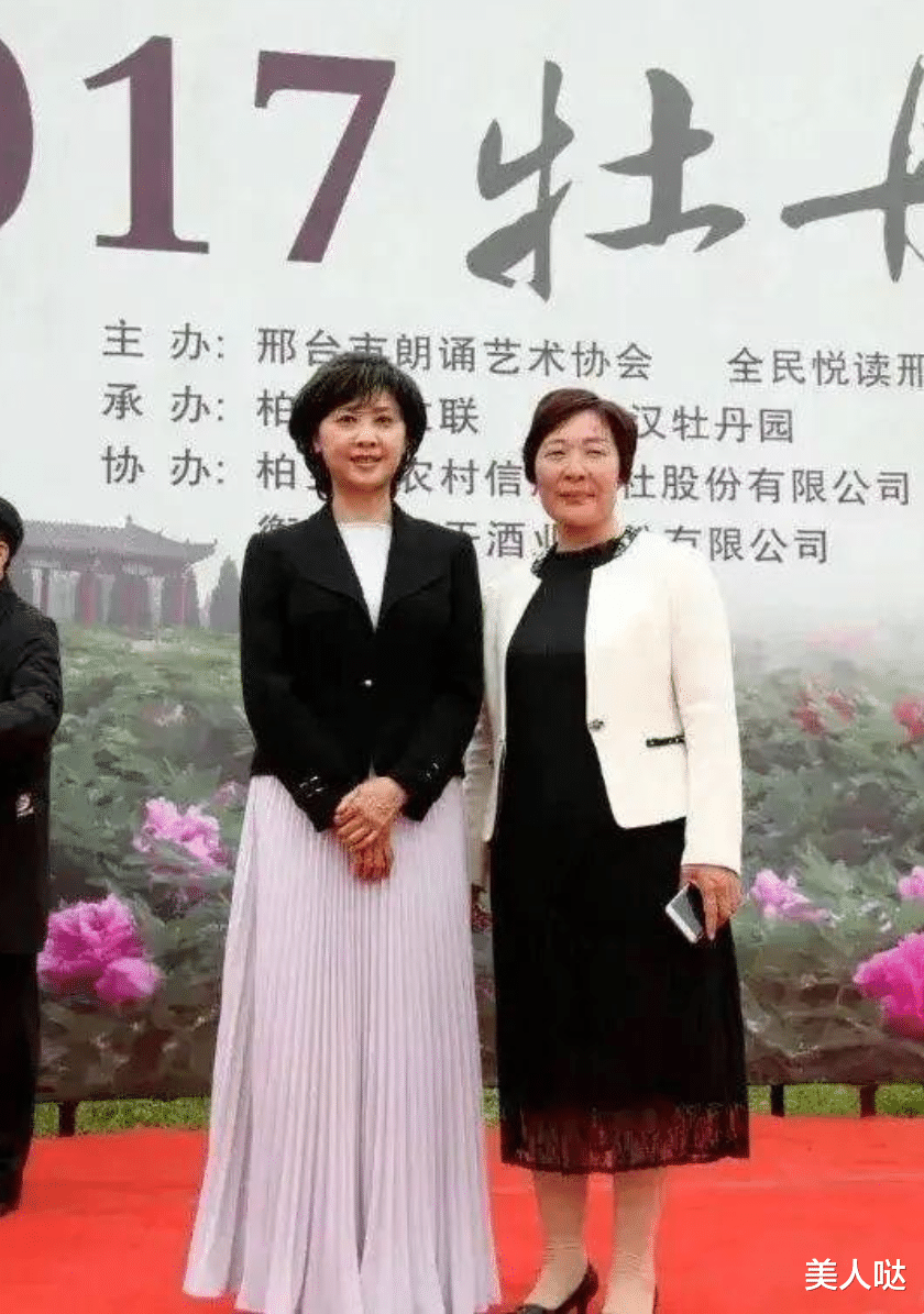 被朱琳的老年状态惊艳到:短发微卷,身姿挺拔,71岁美得风华绝代