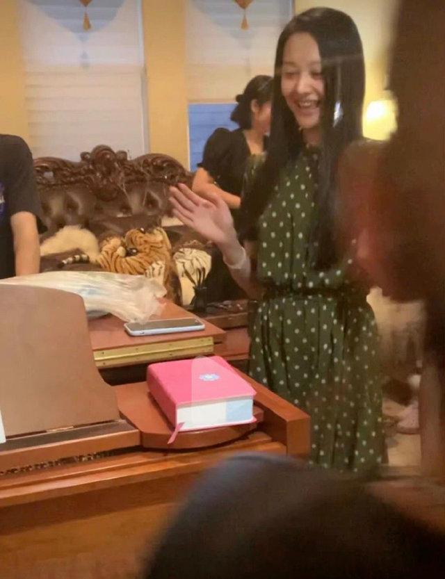 郑爽小号彻底曝光，晒近照假鼻子抢镜，开车出行笑容满面