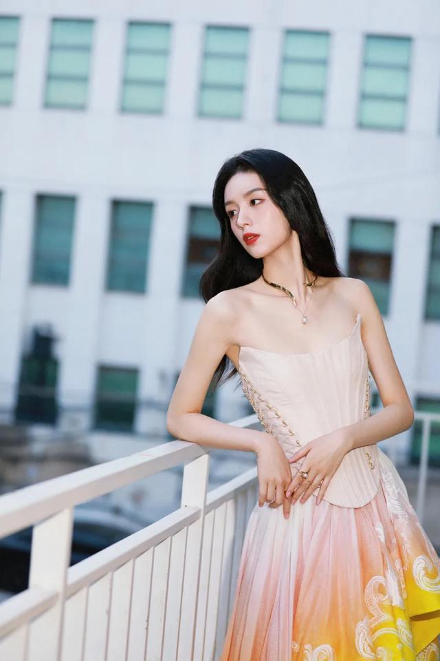 周也没胸没腰,身材遭质疑,她真的只是上镜女星吗?