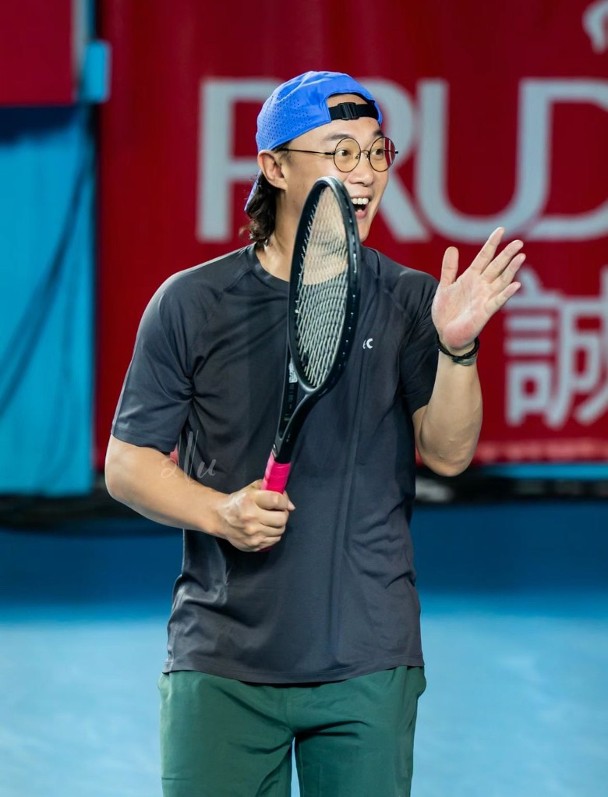 陈奕迅受伤一个月首露面,下巴缝了30针的疤痕好长,恢复情况良好