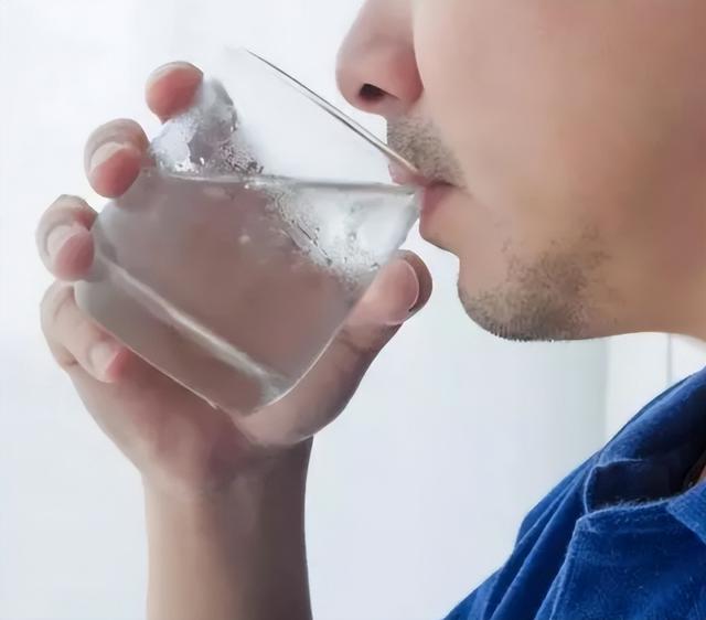 世卫点名的\致癌水\,不是千滚水、隔夜水和“阴阳水”,劝你远离