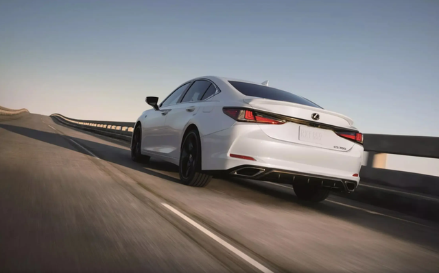雷克萨斯新款ES海外定妆照亮相,约合人民币31万,你还考虑么