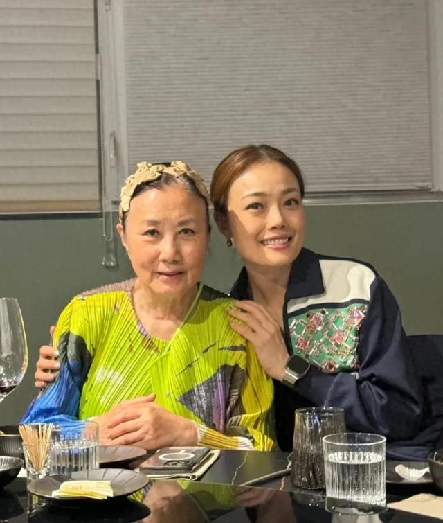 汪明荃头顶花白满脸皱纹太真实，虽然穿着花花绿绿，但是真的老了