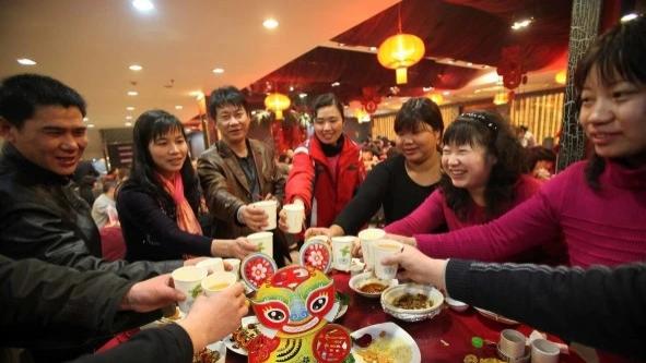 公司聚餐，同事带女儿参加，小孩在酒桌上说一话老板脸气绿了
