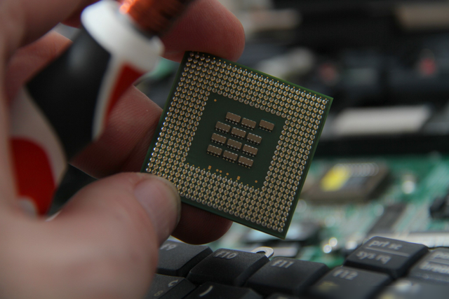 中国芯片自给率接近30%,日媒惊叹:如今是美国投降中国最佳时机