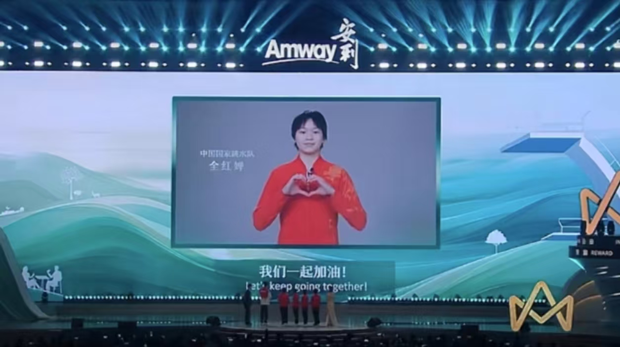 全红婵裹得严严实实抵达上海，人气太旺，俩大品牌商争相抢她