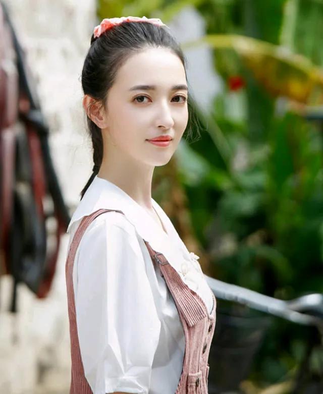 演员康宁——95后混血校花