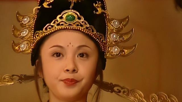 她19岁爱上“老男人”,同居7年被抛弃,如今45岁脸肿僵硬似蔡明