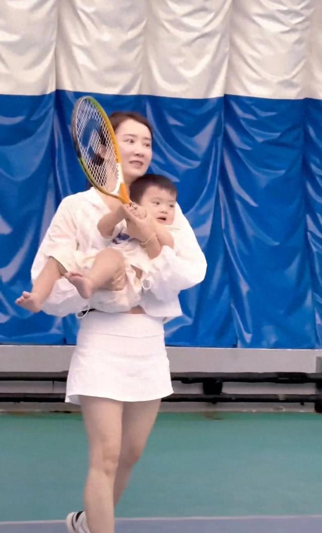 李念三胎儿子都会走路了，颜值高母子神似，39岁状态像20岁