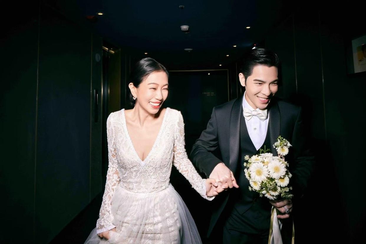 萧敬腾和51岁林有慧举行婚礼,4套婚纱造型曝光,尽显甜蜜幸福