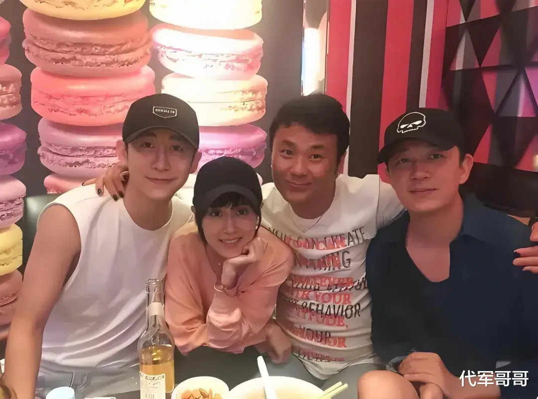 潘粤明携尹姝贻同台亮相,潘粤明眼神全程追妻,满满爱意藏不住