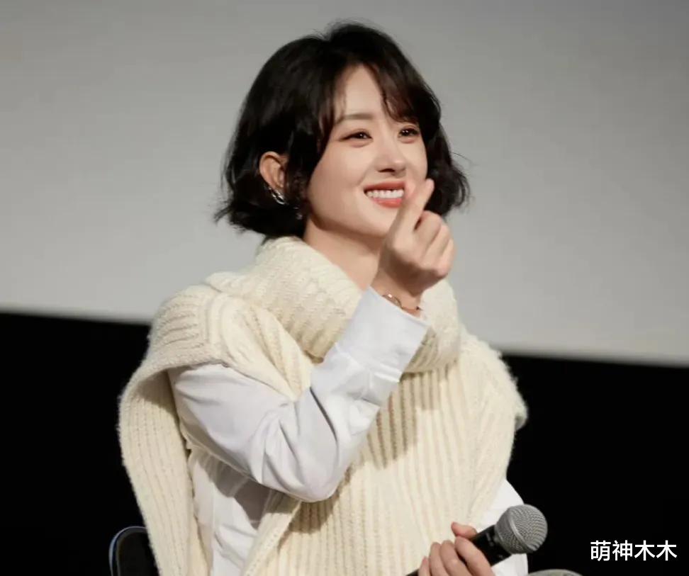 面对央视镜头,赵丽颖化淡妆、唐嫣戴帽子,相差4岁状态不一样