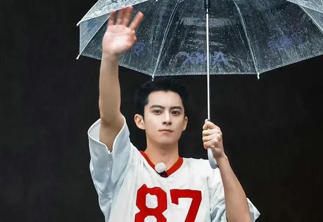 奔跑吧兄弟|《奔跑吧》扰民风波升级！雇壮汉占位准备辣椒水互喷，粉丝太疯狂