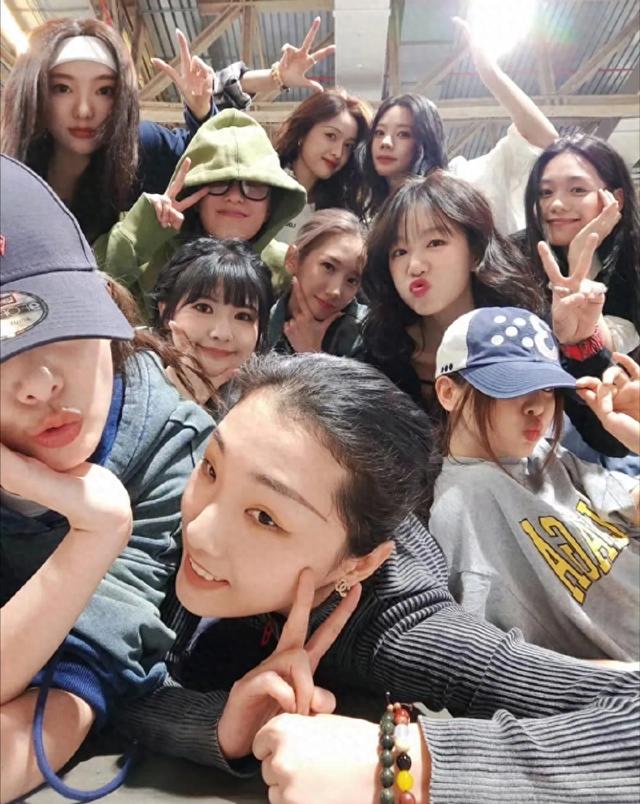 火箭少女合体孟美岐站C位遭网友吐槽:德不配位!