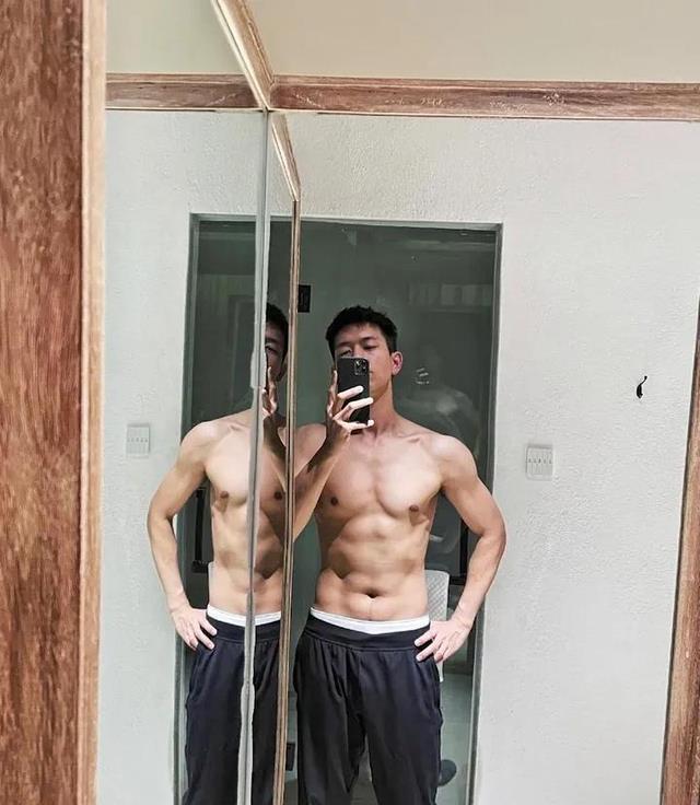 34岁李现晒新年自拍，光着伤口秀八块腹肌，满嘴胡子拉碴！