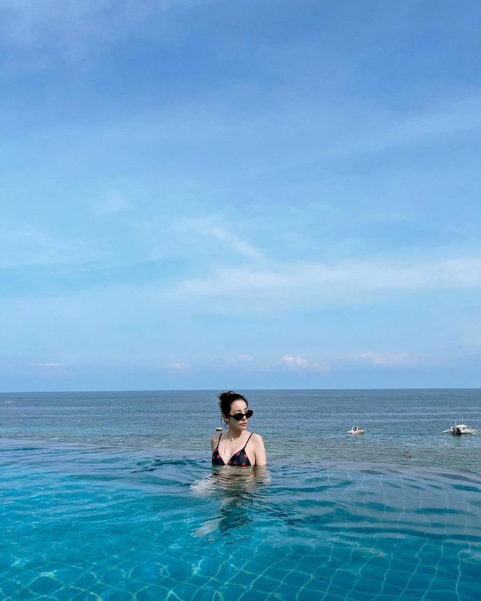 韩国知名女星,为今年夏天最后一次泳装造型,表示遗憾