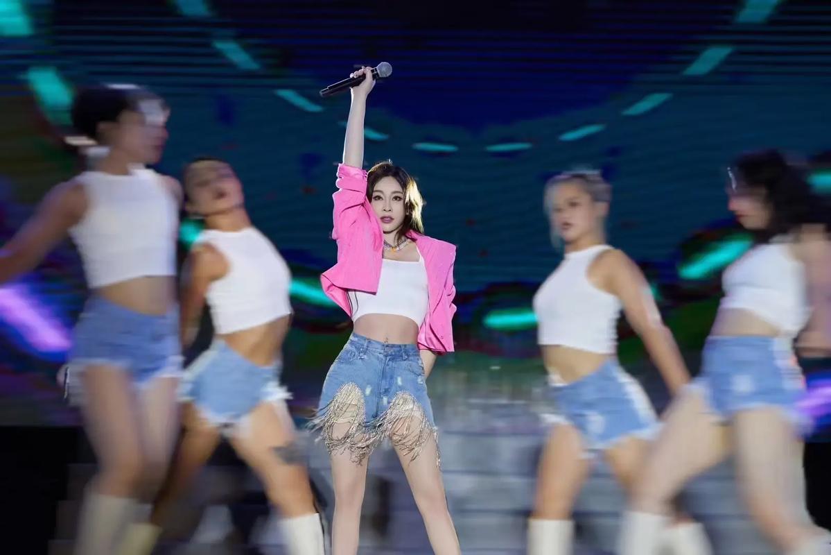 44岁知名女星温岚官宣恋情!与男友交往4年多,暂无结婚生子打算