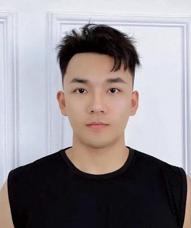 “颜十六”真实照片曝光！戴着耳钉酷爱纹身，知情人曝更多内幕