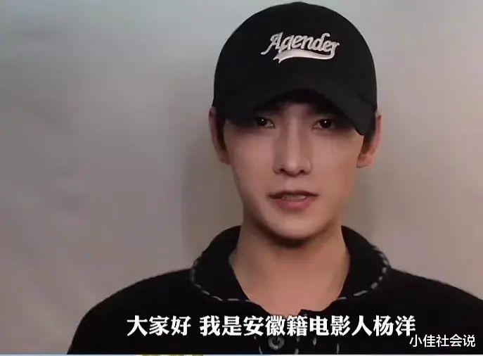 杨洋过年开车回安徽老家！坐在村头台阶上看打篮球，人群中超惊艳