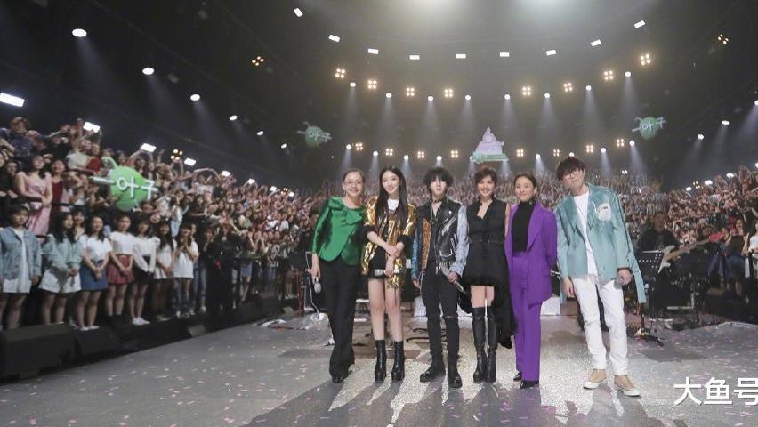 华晨宇录节目却皮肤惨白被喊话像人行塑料模特，网友：整的吓死人