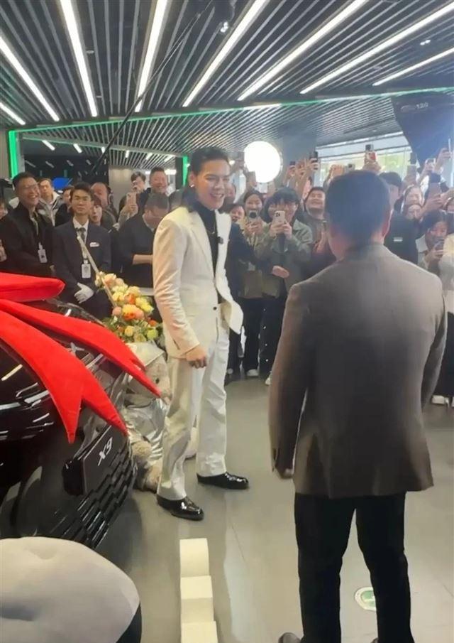 向佐喜提新车，他穿西装也浓妆艳抹，CEO何小鹏亲自交付排面大