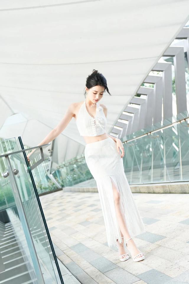 徐璐 自然清新，光束萦绕。在充斥夏日蝉鸣的风声里，一眼撩动心弦